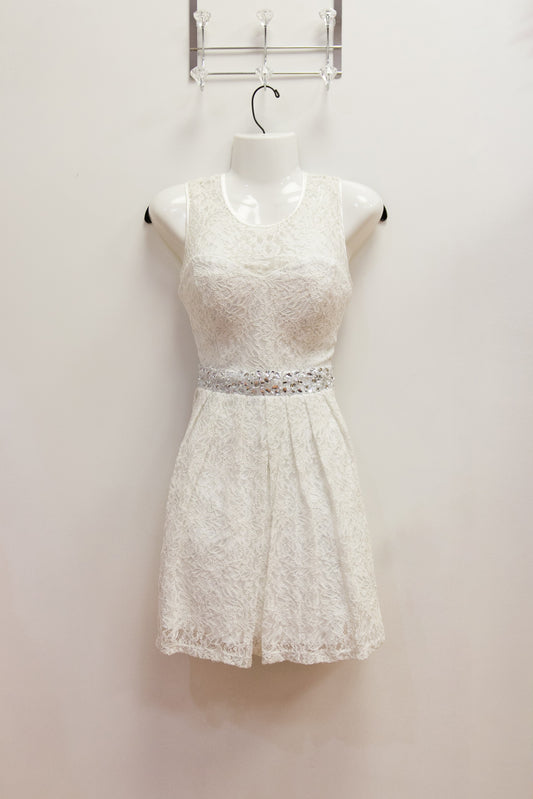 B. Darlin Sleeveless White Floral Dress (Size 9/10)